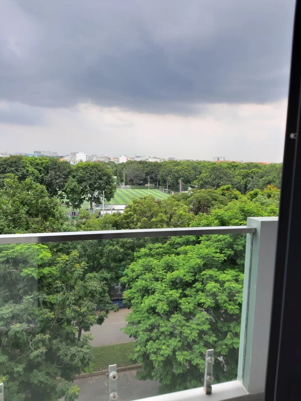 Ban c&ocirc;ng view s&acirc;n b&oacute;ng căn bộ 84m2 2 ph&ograve;ng ngủ 2 vệ sinh